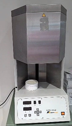 Mihm-Vogt sintering furnace in the Creadent laboratory