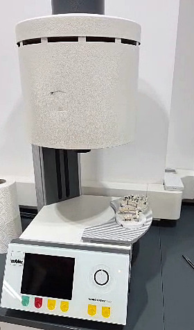 Zubler furnace for pressing ceramic in the Creadent laboratory