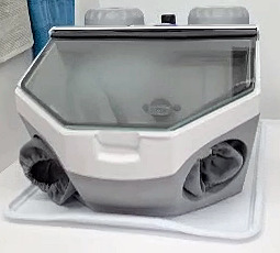 Closed-cabinet sandblaster used to finish the pieces, Creadent laboratory