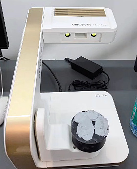 SHINING 3D DS-EX Pro series benchtop 3D scanner in the Creadent laboratory