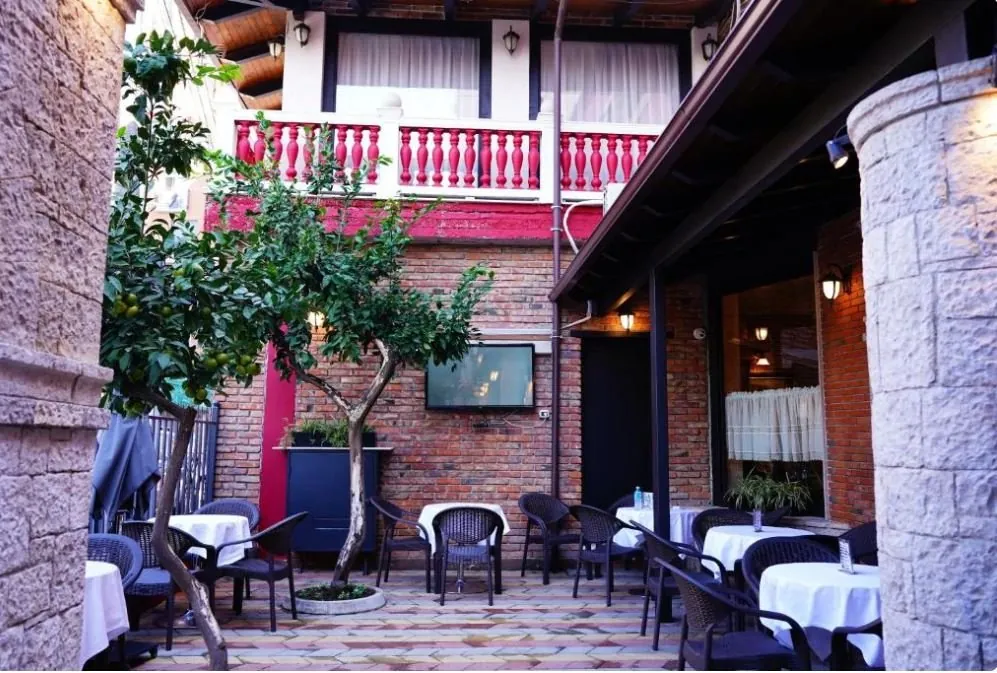 The entrance at Vila 15 with restaurant tables