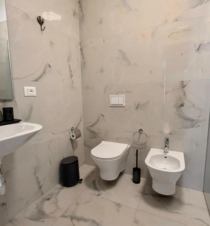 Luxury marble-finish bathroom