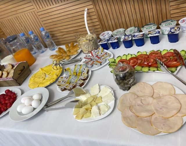 Breakfast as it is served at the Imperator Hotel
