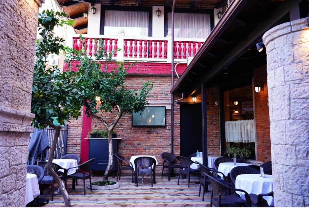 The entrance at Vila 15 with restaurant tables