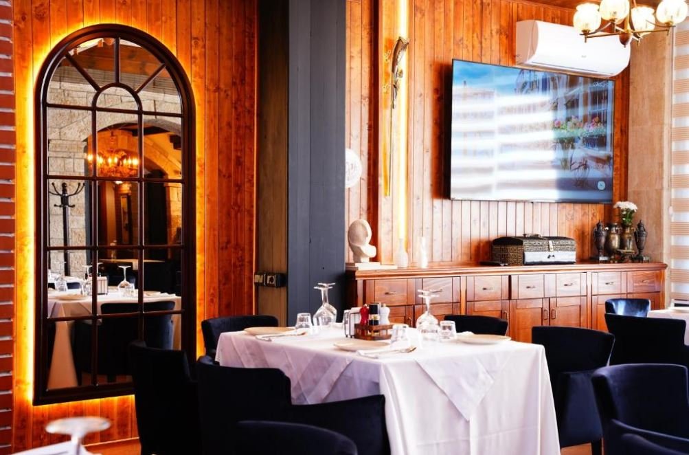 The indoor dining room at Vila 15